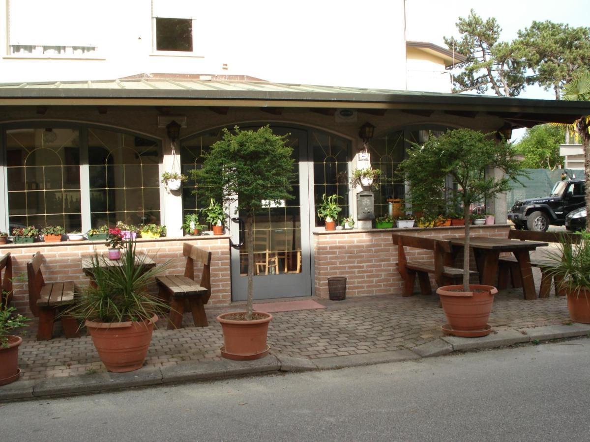 La Quercia Hotel Lignano Sabbiadoro Bagian luar foto