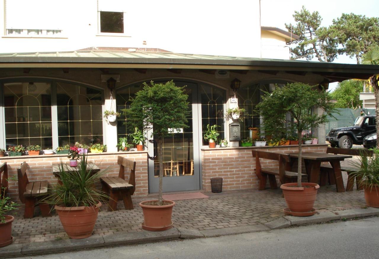 La Quercia Hotel Lignano Sabbiadoro Bagian luar foto