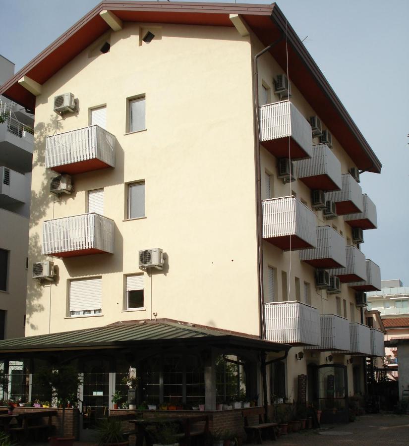 La Quercia Hotel Lignano Sabbiadoro Bagian luar foto