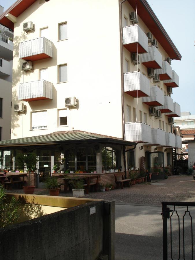 La Quercia Hotel Lignano Sabbiadoro Bagian luar foto