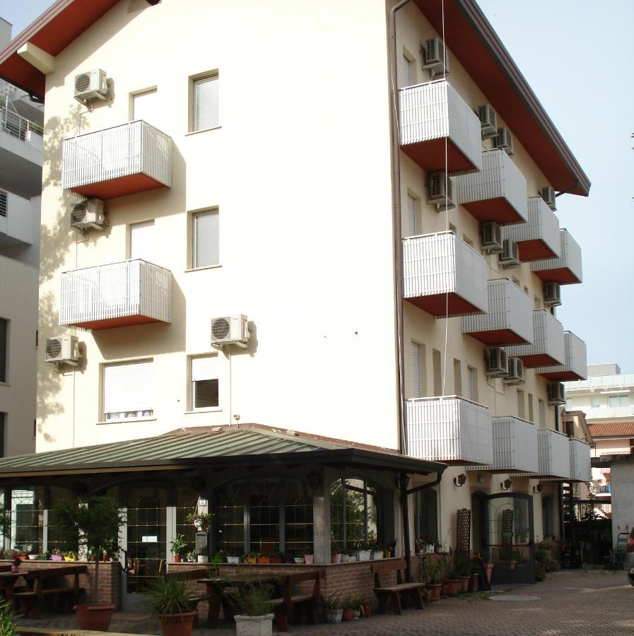La Quercia Hotel Lignano Sabbiadoro Bagian luar foto