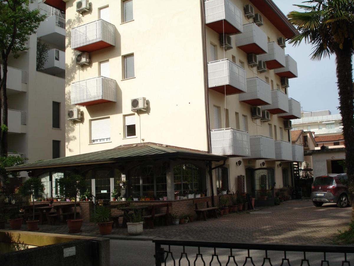 La Quercia Hotel Lignano Sabbiadoro Bagian luar foto