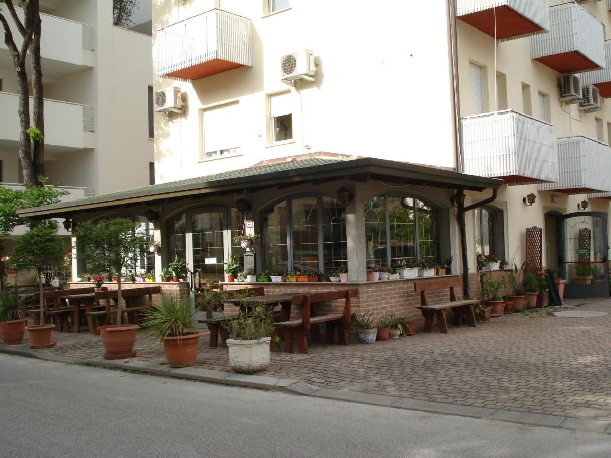 La Quercia Hotel Lignano Sabbiadoro Bagian luar foto