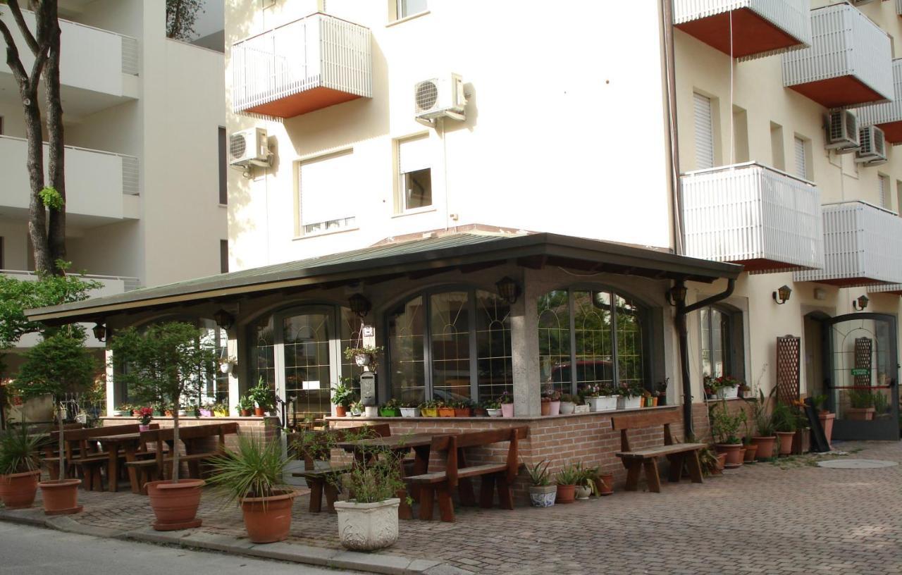 La Quercia Hotel Lignano Sabbiadoro Bagian luar foto