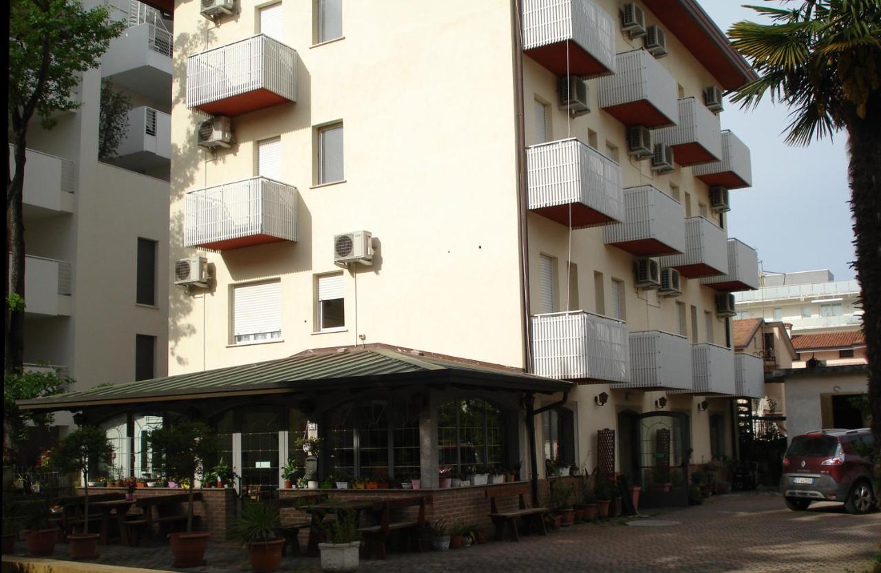 La Quercia Hotel Lignano Sabbiadoro Bagian luar foto